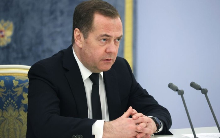 Медведев предостерег нейтральные страны от участия в саммите по Украине