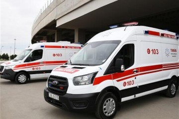 В Баку женщина родила в машине скорой помощи - ВИДЕО