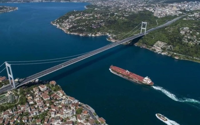 İstanbul boğazlarında gəmilərin hərəkəti dayandırıldı -
