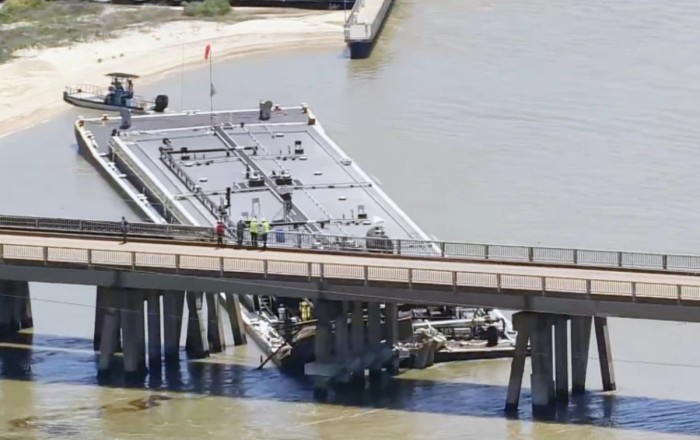 В американском Техасе баржа врезалась в мост - ВИДЕО