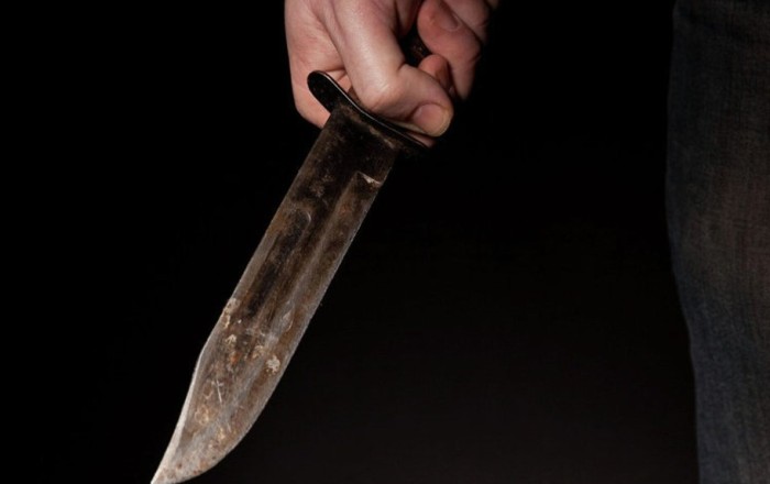 В Сураханском районе мужчина напал с ножом на свою жену
