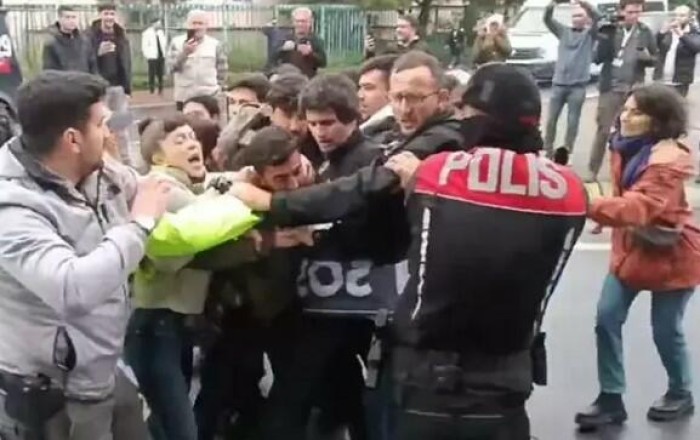 İstanbulda insident: 28 polis yaralandı, 210 nəfər saxlanıldı