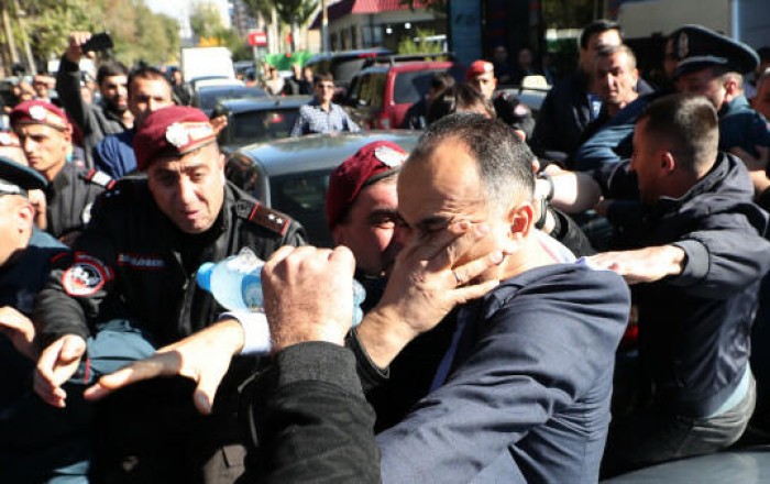 İrəvanda separatçılar “ovlanır”: Şahramanyanın ofisinə hücum edildi -