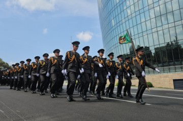 Soldiers march through Baku in Armed Forces Day celebration
