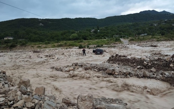 Selə düşən vətəndaşları FHN işçiləri xilas etdi -