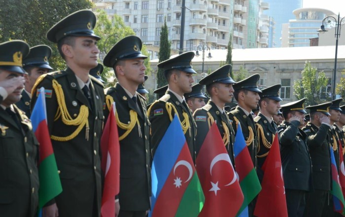 В Баку проходит шествие военнослужащих ВС Азербайджана