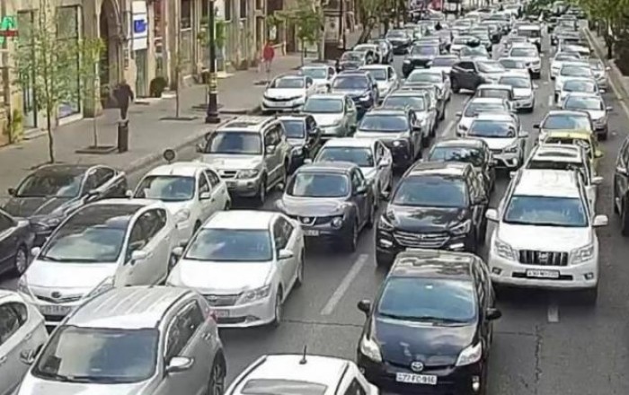 На 10 улицах Баку затруднено движение транспорта