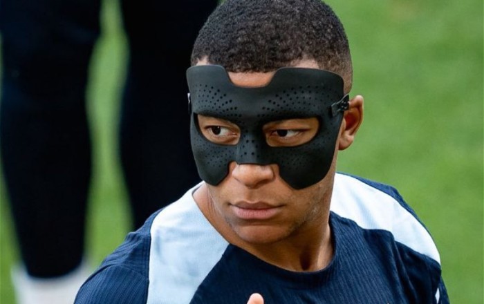В сборной Франции показали новую маску сломавшего нос Мбаппе