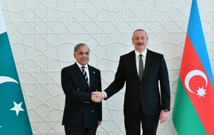 Pakistani PM makes phone call to President Ilham Aliyev