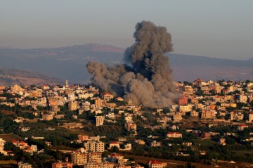 Israeli army attacks Hezbollah targets in southern Lebanon