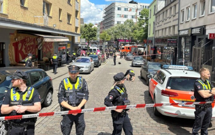 В Гамбурге мужчина с киркой напал на футбольных болельщиков