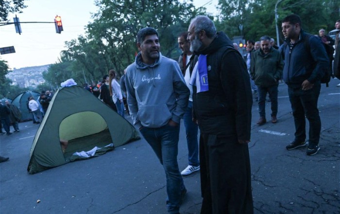 В Иреване демонстранты установили палатки, ждут выполнения своих требований - ФОТО