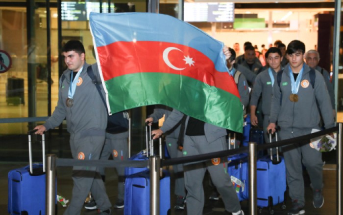 Сборную Азербайджана, добившуюся исторического результата на Евро в Греции, торжественно встретили в Баку