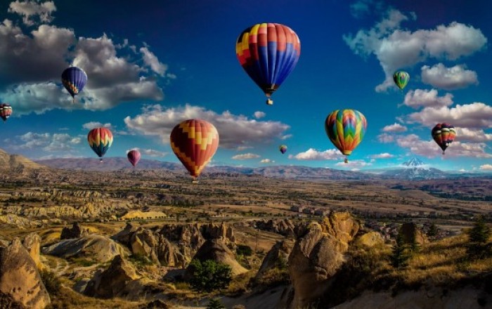 Kapadokyada hava balonu qayaların arasına DÜŞDÜ