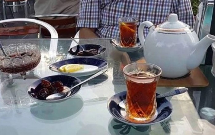 В Баку посетителям чайханы запретили сидеть во дворе?