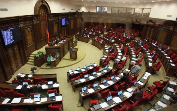 Armenian parliament convenes on the issue of military service