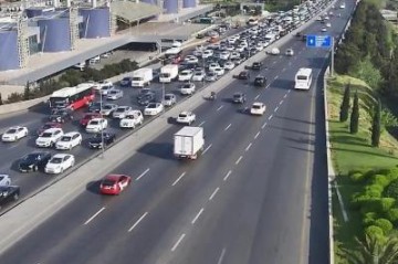На двух улицах Баку затруднено движение транспорта