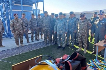 Гасанов посетил военный корабль в Казахстане