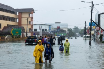 Worsening floods displace over 140,000 in Malaysia