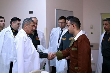 Zakir Həsənov Baş Klinik Hospitalda müalicə olunan hərbçilərlə görüşdü -