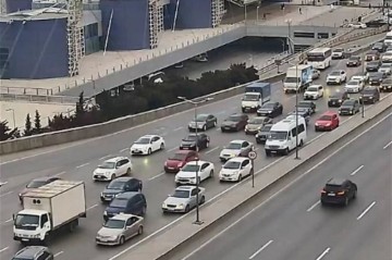 На некоторых улицах Баку затруднено движение транспорта