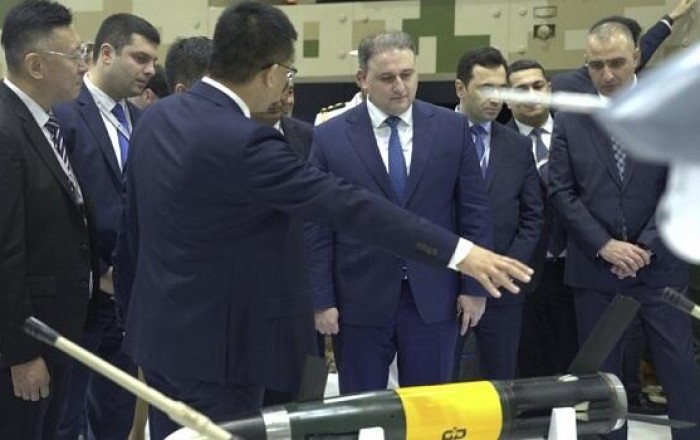 BƏƏ prezidenti hərbi məhsullarımıza baxdı -