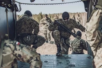 Poland predicts European troop deployment to Ukraine amid ongoing talks