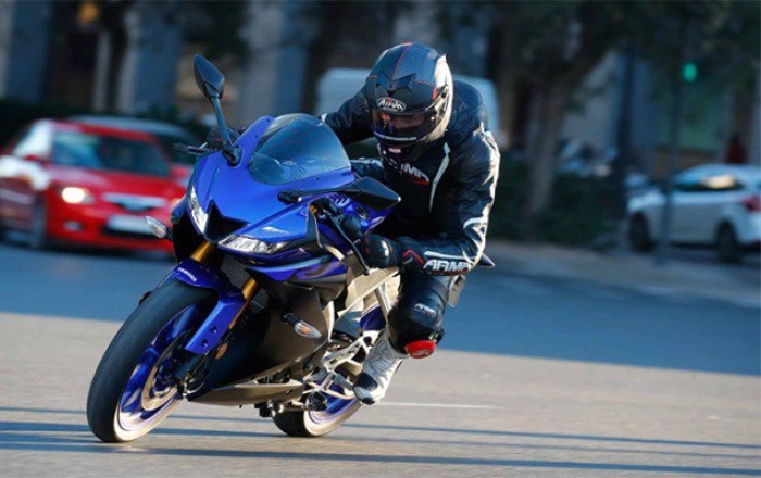 Bakıda sərxoş şəxs motosikleti insanların üzərinə