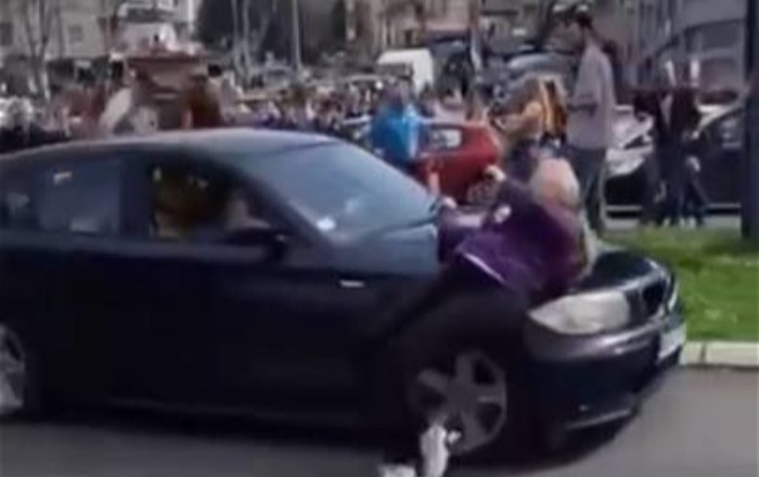 В Белграде машина въехала в толпу на митинге протеста