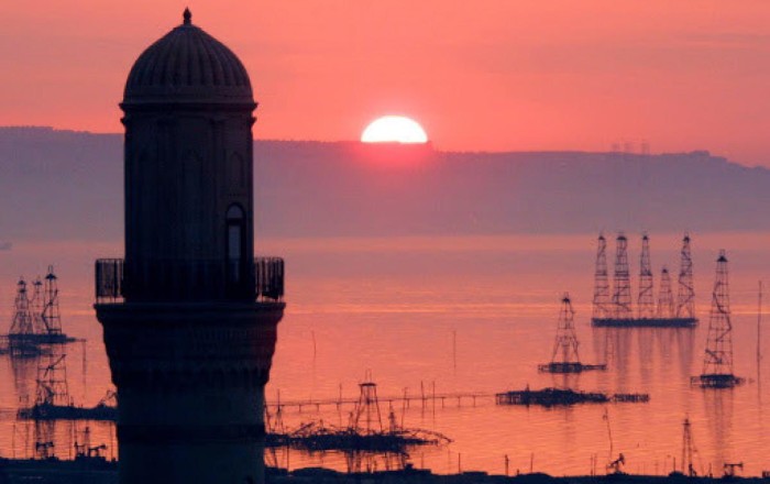 Azerbaijani oil price rises slightly