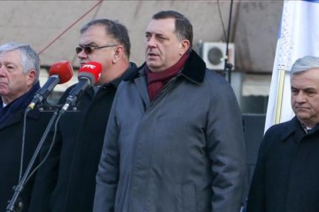 Ölkə prezidenti 100 milyardlıq sərvəti Trampa təklif etdi