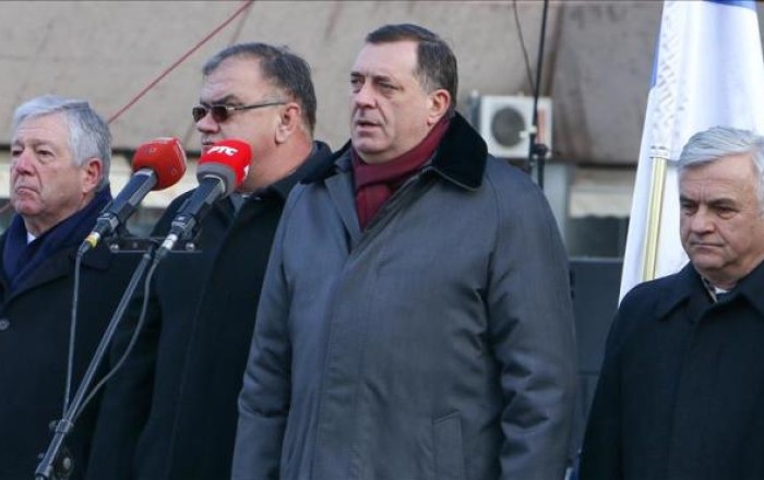 Ölkə prezidenti 100 milyardlıq sərvəti Trampa təklif etdi