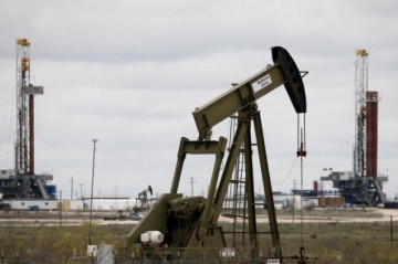 Oil prices slightly decline in global markets