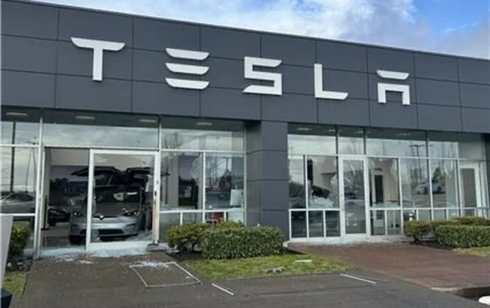 Трамп назвал террористами нападающих на центры и автомобили Tesla