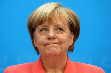 Merkel ictimai çıxışları zamanı ingiliscə danışmamağının səbəbini açıqladı