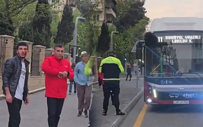 Piyadaya yol verməyib döyən “Bakubus” sürücüsü işdən çıxarıldı - Video