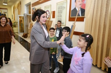 Mehriban Əliyeva və qızının körpələr evi ziyarətindən -