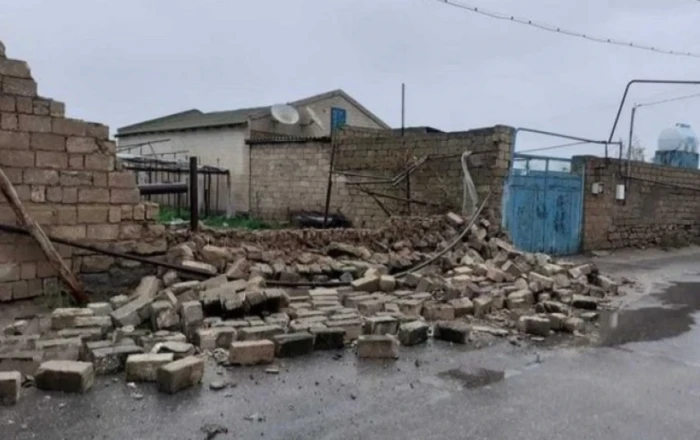 Bakıda üzərinə hasar aşan qadın öldü