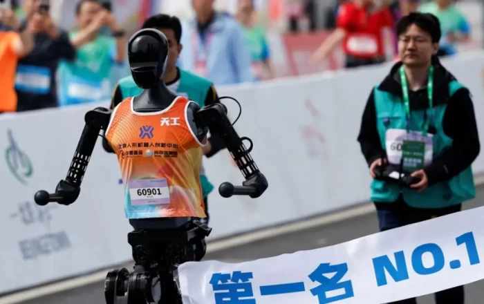 Humanoid robots race alongside humans at Beijing half-marathon
