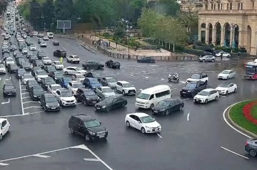 Yağışlı Bakının tıxaclı yolları… - Siyahı