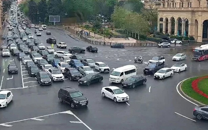 Yağışlı Bakının tıxaclı yolları… - Siyahı