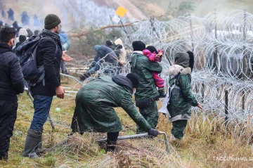 Polish border guards thwart mass migration push from Belarus