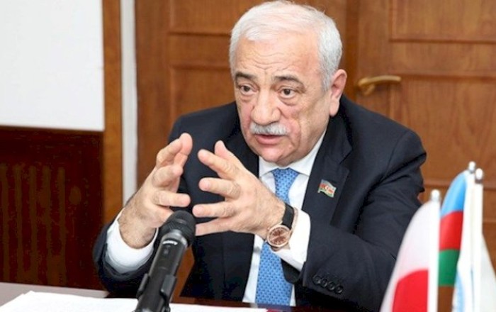 Deputat həkimlərin müdafiəsinə qalxdı -