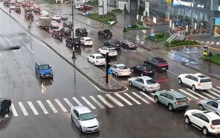 На столичных дорогах по ряду направлений затруднено движение транспорта