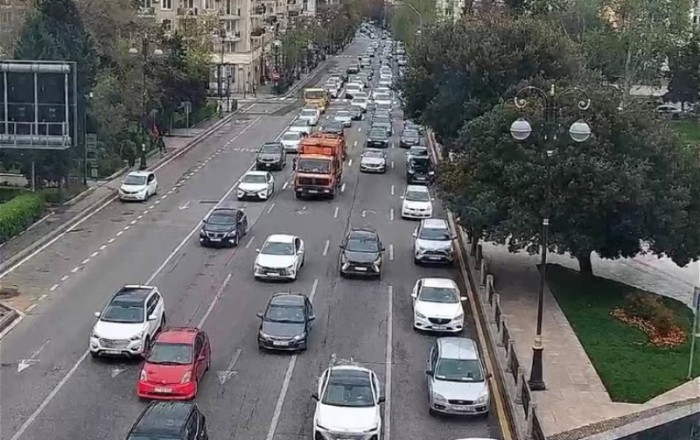 На этих улицах и проспектах Баку затруднено движение транспорта