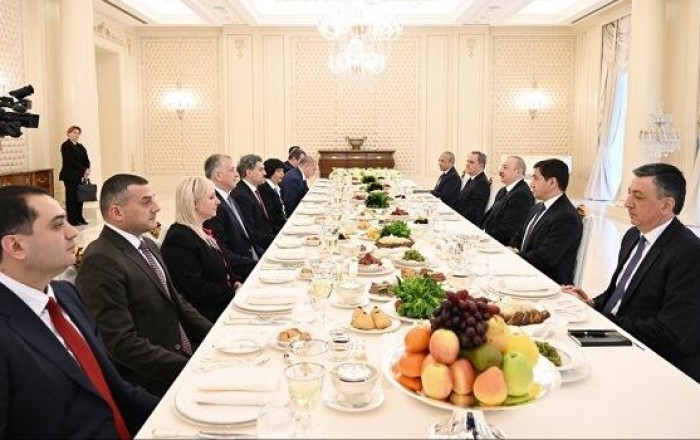 Prezidentlərin nahar əsnasında geniş tərkibdə görüşü oldu