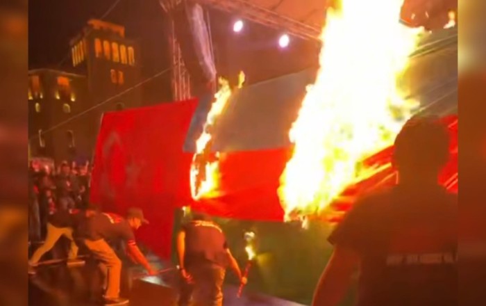 İrəvanda Azərbaycan və Türkiyə bayraqları yandırıldı -