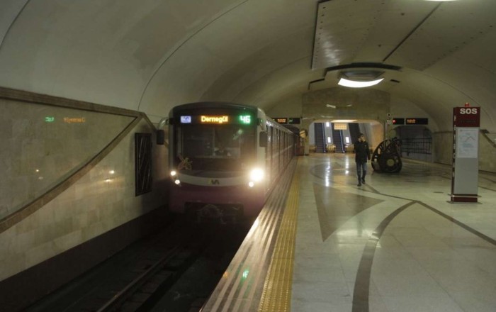 Bakı metrosunda problem yarandı - Sərnişinlər qatardan düşürüldü