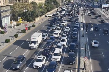 На ряде улиц и проспектов столицы затруднено движение транспорта