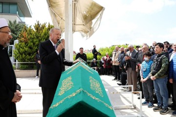 Müəlliminin dəfn mərasiminə qatıldı -